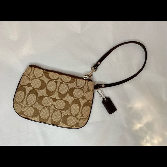 Coach Wristlet NWOT - Picture 2 of 4